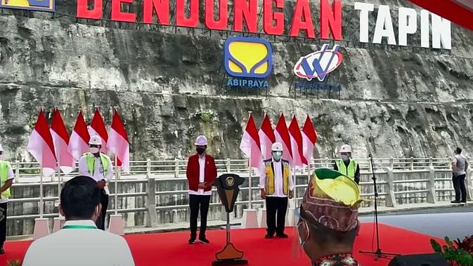 Presiden Jokowi meresmikan Bendungan Tapin di Desa Pipitak Jaya, Kabupaten Tapin, Kalsel, Kamis (18/02/2021). (Foto: Setkab.go.id)