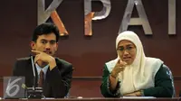 Ketua KPAI, Asrorun Niam Sholeh (kiri) berbincang bersama Maria Advianti (DirPengawasan dan Monitoring KPAI) saat jumpa pers di Jakarta, Kamis (29/10/2015). KPAI menyoroti dampak permainan on-line pada anak-anak. (Liputan6.com/Helmi Fithriansyah)