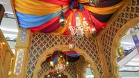 Pengunjung melintasi lorong dekorasi Morocco, Lippo Mall Puri, Jakarta, Jumat (24/5/2019). Dekorasi Ramadan seluas 220 meter persegi mengusung tema Colorful Ramadan menampilkan perpaduan warna krem, biru dan ungu yang dilengkapi dengan lampu hias di atrium 1. (Liputan6.com/Fery Pradolo)