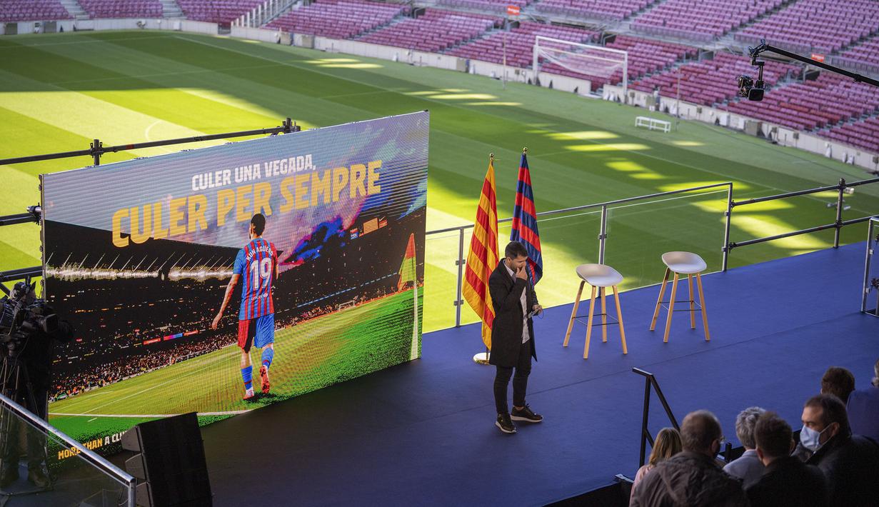 Konferensi pers yang berlangsung di Stadion Camp Nou, Barcelona berlangsung haru. Pasalnya, pemain 33 tahun tersebut memutuskan gantung sepatu usai mengalami masalah kesehatan. (AP/Emilio Morenatti)