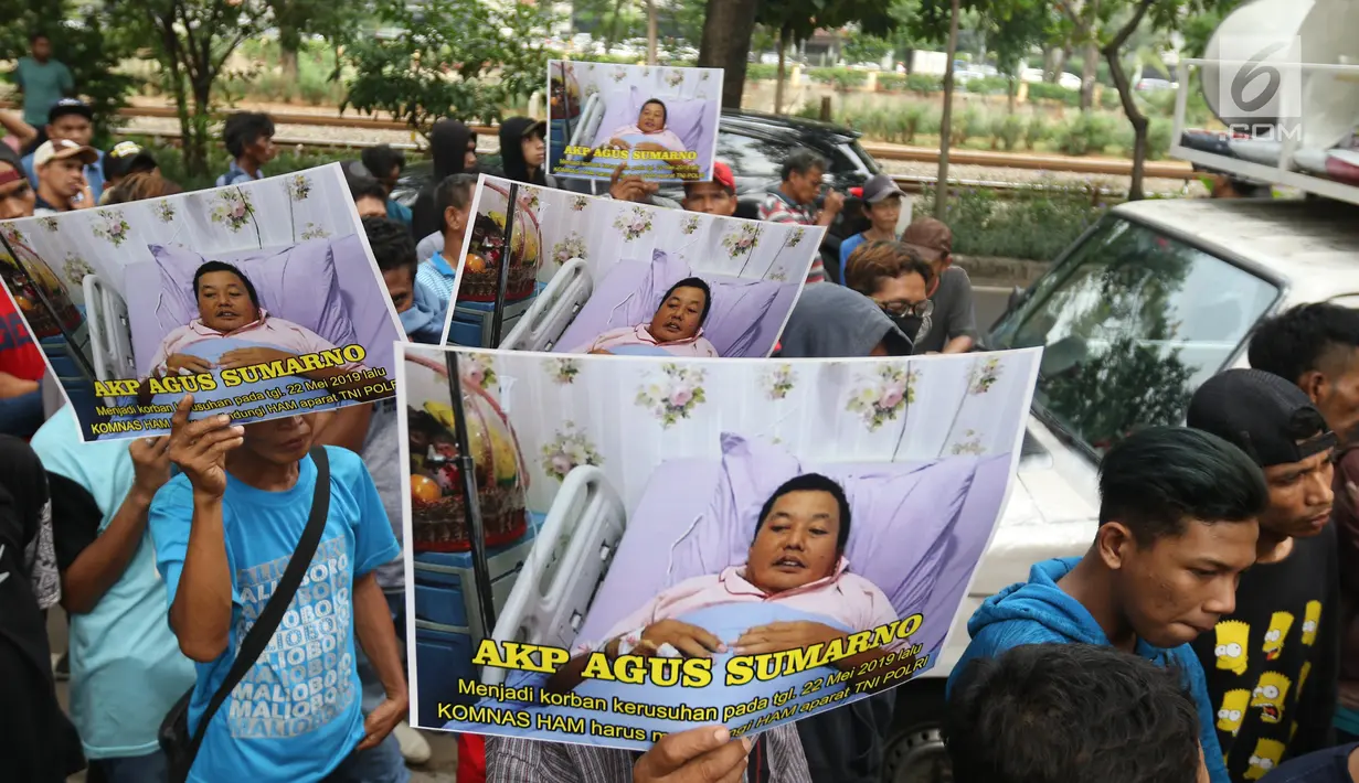 Masa dari aliansi mahasiswa dan pemuda relawan cinta NKRI menggelar aksi damai di kantor Komnas HAM, Jakarta, Senin (17/6/2019). Mereka menuntut agar Komnas HAM bersikap adil untuk menginvestigasi korban kerusuhan 21-22 Mei dimana aparat keamanan juga menjadi korban. (Liputan6.com/Angga Yuniar)