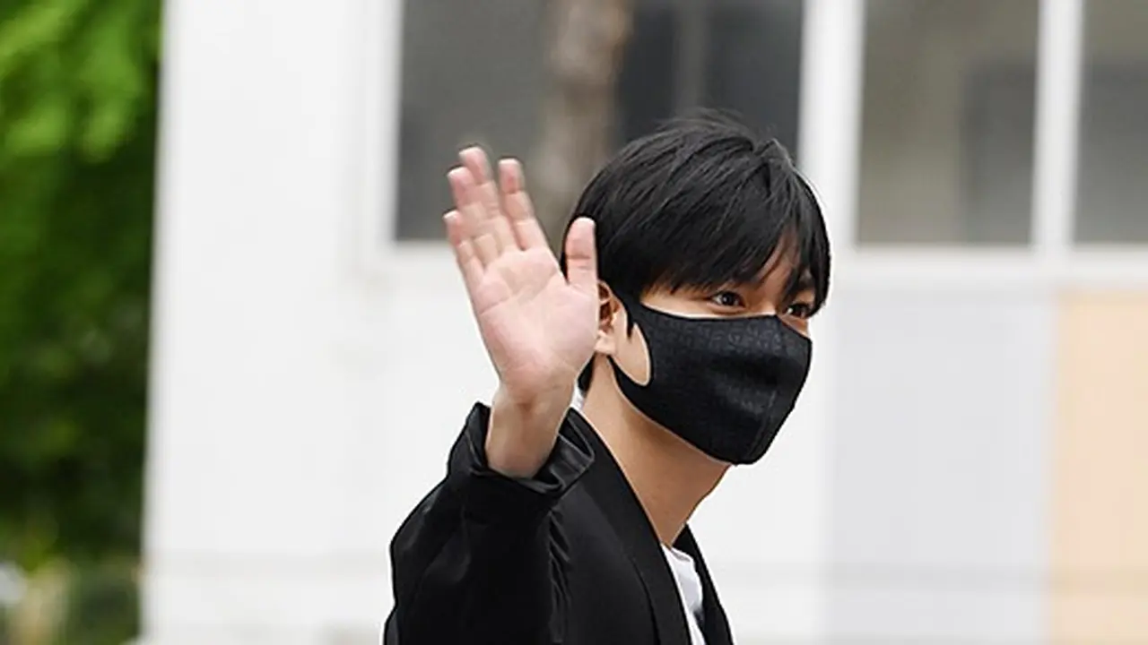 [Fimela] Penampilan Perdana Lee Min Ho Setelah Wamil