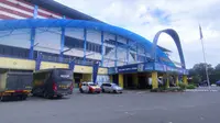 Stadion Kanjuruhan, Malang, hari ini, Senin (3/10/2022). Sejumlah pintu masih tertempel garis polisi dan banyak barang-barang Aremania yang tertinggal di dalamnya. (Bola.com/Iwan Setiawan)