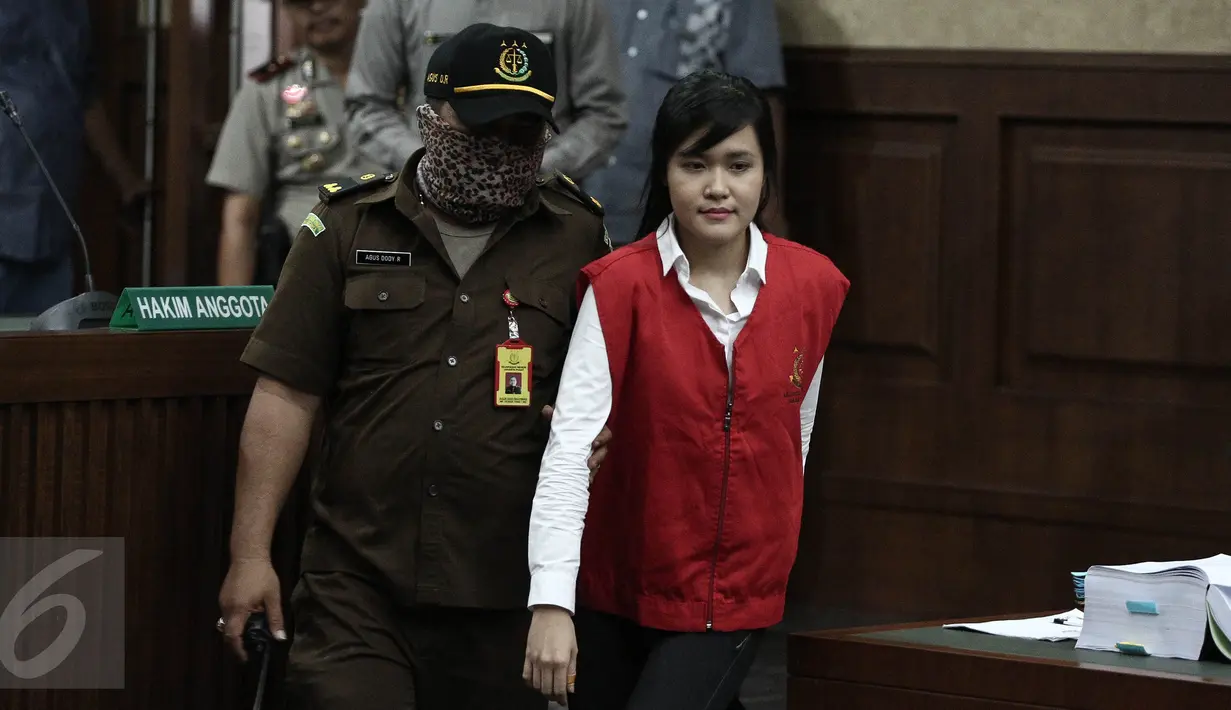 Jessica Kumala Wongso, tersangka pembunuhan Wayan Mirna Salihin, dikawal petugas menuju kursi pemeriksaan di ruang sidang PN Jakarta Pusat, Selasa (21/6). Sidang beragenda mendengarkan jawaban dari pihak Jaksa Penuntut Umum. (Liputan6.com/Faizal Fanani)