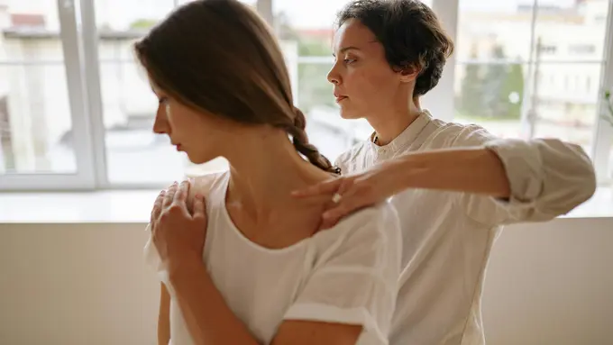 Postur Bahu Bungkuk Bikin Kurang Pede? Perbaiki dengan Latihan Scapular Retraction Ini