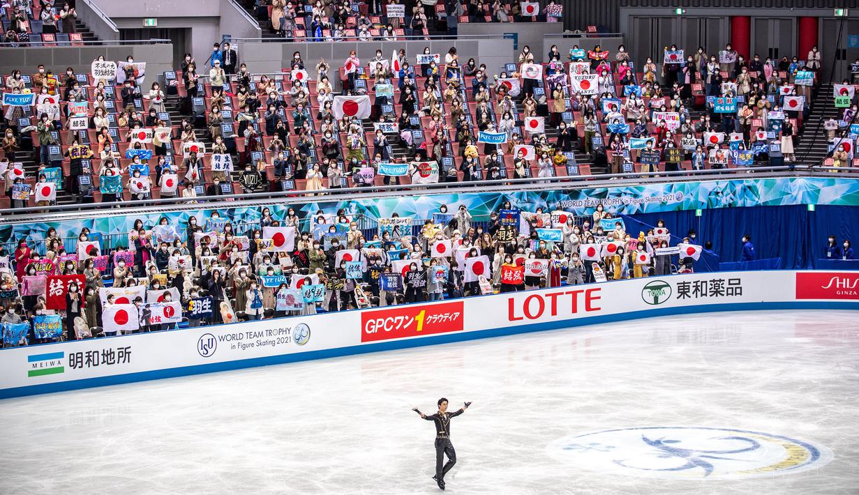 Dikutip dari USA Today, Yuzuru Hanyu lahir pada 7 Desember 1994 di Sendai, Jepang. Anak dari pasangan Hidetoshi Hanyu dan Yumi Hanyu ini diketahui telah belajar skating sejak usia empat tahun. (AFP/Philip Fong)
