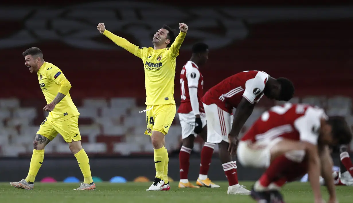 Gelandang Villarreal, Manu Trigueros (tengah) merayakan hasil imbang 0-0 dengan Arsenal usai berakhirnya laga leg kedua semifinal Liga Europa 2020/2021 di Emirates Stadium, London, Kamis (6/5/2021). Villarreal lolos ke final menyingkirkan Arsenal. (AP/Alastair Grant)