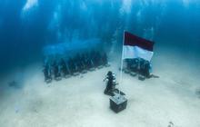 HUT ke-81 RI, PTK Kibarkan Merah Putih di Bawah Laut