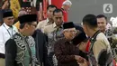Tak hanya memberi sambutan dan selamat, Ma'ruf Amin bahkan ikut memotong tumpeng bersama Ketua Umum PDIP Megawati Soekarnoputri, capres nomor urut 3 Ganjar Pranowo, dan sejumlah elite partai. (Liputan6.com/Herman Zakharia)
