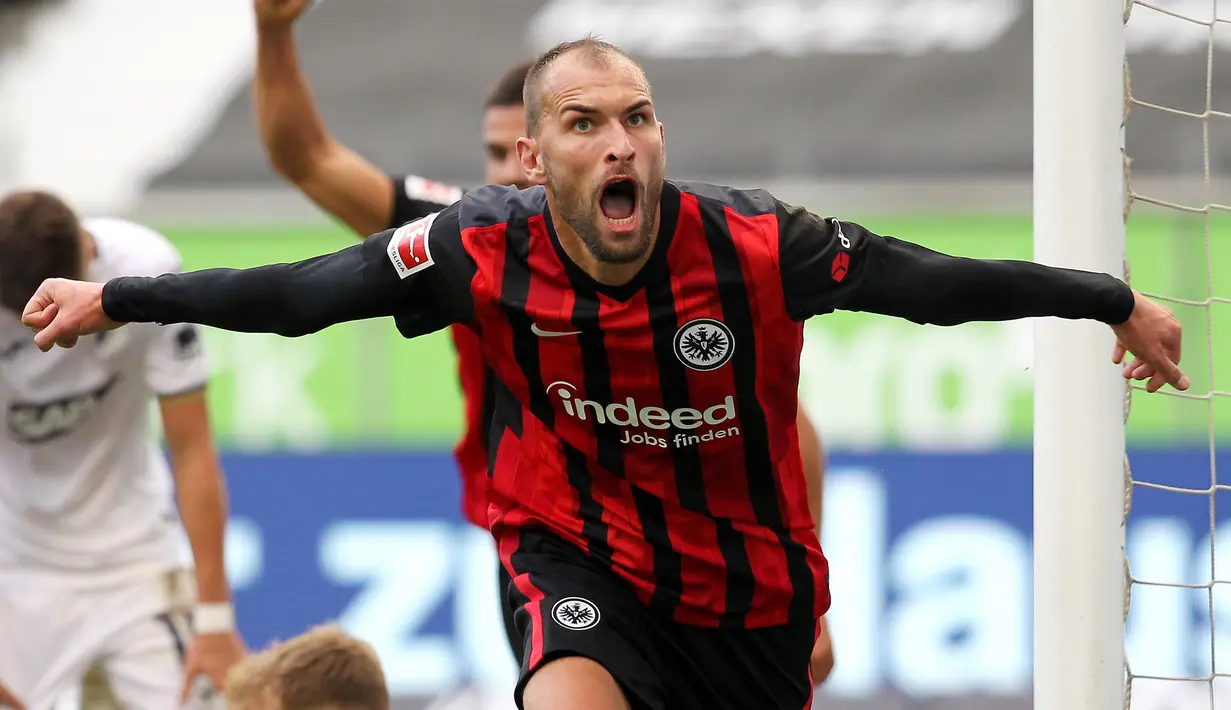 Bas Dost (Club Brugge). Striker asal Belanda yang telah mencetak rekor 76 gol dalam 84 penampilannya bersama Sporting Lisbon gagal bersinar selama 18 bulan di Eintracht Fankfurt. Bas Dost memutuskan hengkang ke Club Brugge dan mencetak gol di 12 menit awal debutnya. (AFP/Daniel Roland)