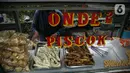 Pedagang menyiapkan dagangannya di Pasar Takjil Benhil, Jakarta, Selasa (13/4/2021). Pasar takjil yang ada setiap bulan Ramadhan tersebut dipadati warga untuk membeli makanan berbuka puasa. (Liputan6.com/Faizal Fanani)