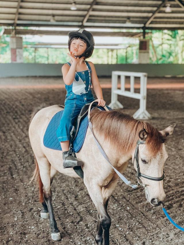 Gempi saat Menunggangi kuda. (instagram.com/gisel_la)
