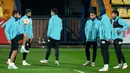 Para pemain Villarreal menghadiri sesi latihan bersama rekan setim di Ciudad Deportiva Villarreal di Vila-Real, Senin (22/11/2021). Villarreal bakal menjamu Manchester United dalam lanjutan Liga Champions, Selasa (23/11) waktu setempat. (JOSE JORDAN / AFP)