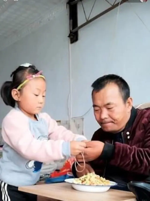 Gadis Cilik Rawat Ayahnya yang Lumpuh Setelah Ibu Pergi Tanpa Kabar