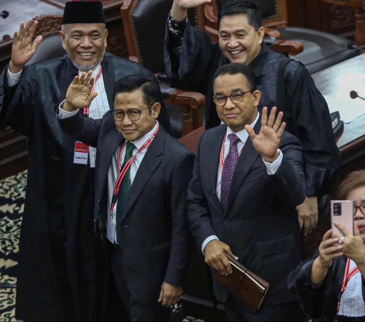 Calon presiden dan calon wakil presiden nomor urut 1 Anies Baswedan dan Muhaimin Iskandar melambaikan tangannya usai mengikuti jalannya sidang.<br><br>Anies terlihat tersenyum tipis begitu juga dengan Muhaimin juga ikut memancarkan wajah senyumnya.&nbsp;F