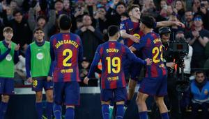 Pemain Barcelona merayakan gol yang dicetak Marc Bernal (paling kanan) ke gawang Mallorca dalam lanjutan La Liga Spanyol di Camp Nou, Sabtu (7/2/2026). (AP Photo/Joan Monfort)