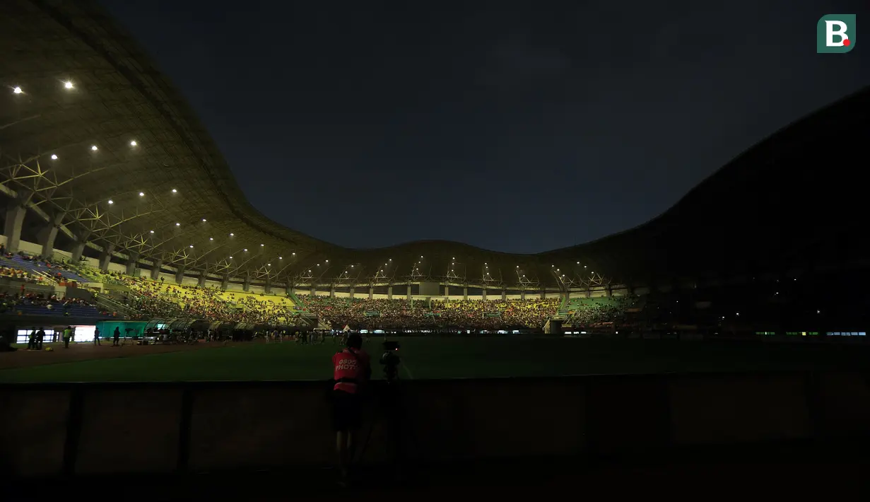 Suasana stadion Patriot Candrabhaga setelah lampu padam pada menit ke-15 saat laga uji coba antara Persija Jakarta melawan Ratchaburi FC, Minggu (25/6/2023) malam WIB. (Bola.com/M Iqbal Ichsan)