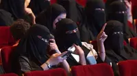 Perempuan-perempuan Saudi sedang menonton festival film pendek di pusat budaya King Fahad di Riyadh, Oktober 2017. (AFP)