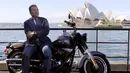 Arnold Schwarzenegger berpose di atas motor Harley Davidson di depan Sydney Opera House, Australia, Kamis (4/6/2015). Aktor AS berusia 67 mengunjungi Sydney untuk menghadiri pemutaran perdana film terbaru 'Terminator Genisys'. (REUTERS/David Gray)