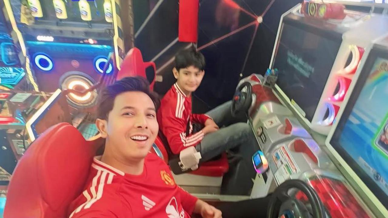 5 Potret Sonny Septian dan Faaz Habiskan Quality Time bersama dengan Jersey Serasi