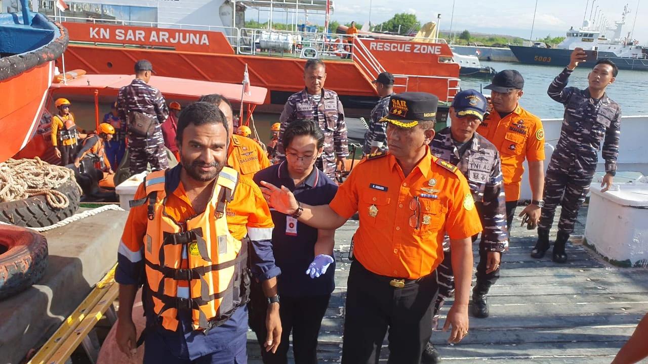 Tim SAR Evakuasi WN India dari Kapal LC Astrolabe di Selat Badung karena Gangguan Kesehatan
