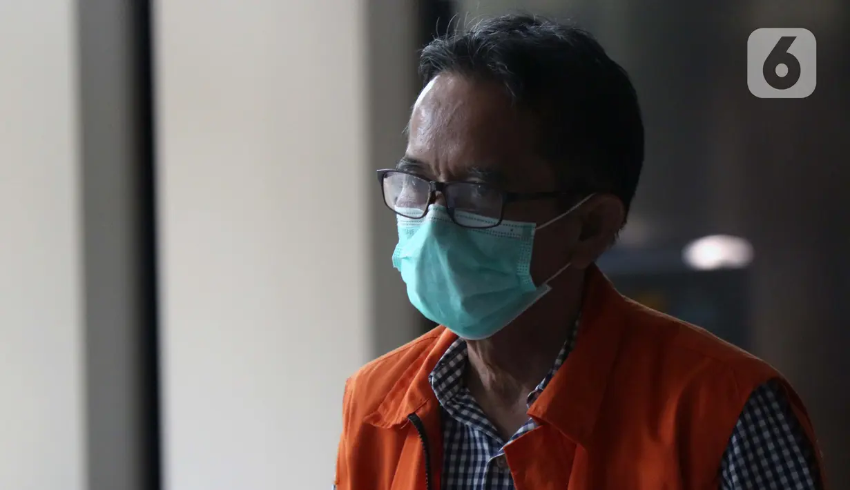 Mantan Direktur Utama PTDI, Budi Santoso bersiap meninggalkan Gedung KPK Jakarta, Senin (7/9/2020). KPK memperpanjang masa penahanan Direktur Utama PTDI, Budi Santoso. (Liputan6.com/Helmi Fithriansyah)