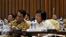 Ekspresi Menteri Pertanian Amran Sulaiman (kiri) dan Menteri Lingkungan Hidup dan Kehutanan Siti Nurbaya saat rapat kerja dengan Komisi IV DPR, Jakarta, Kamis (19/11). Rapat itu membahas RKAKL Tahun Anggaran 2016. (Liputan6.com/Johan Tallo)