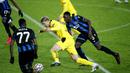 Penyerang Borussia Dortmund, Erling Haaland, berebut bola dengan bek Club Brugge, Clinton Mata, pada laga lanjutan Liga Champions di Jan Breydel Stadion, Kamis (5/11/2020) dini hari WIB. Borussia Dortmund menang 3-0 atas Club Brugge. (AP Photo/ Francisco Seco)