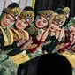Para penari tampil dalam Festival Tari Ratoh Jaroe di Banda Aceh, Aceh, Rabu (8/9/2021). Festival Tari Ratoh Jaroe ini dapat disaksikan oleh penonton secara online. (CHAIDEER MAHYUDDIN/AFP)