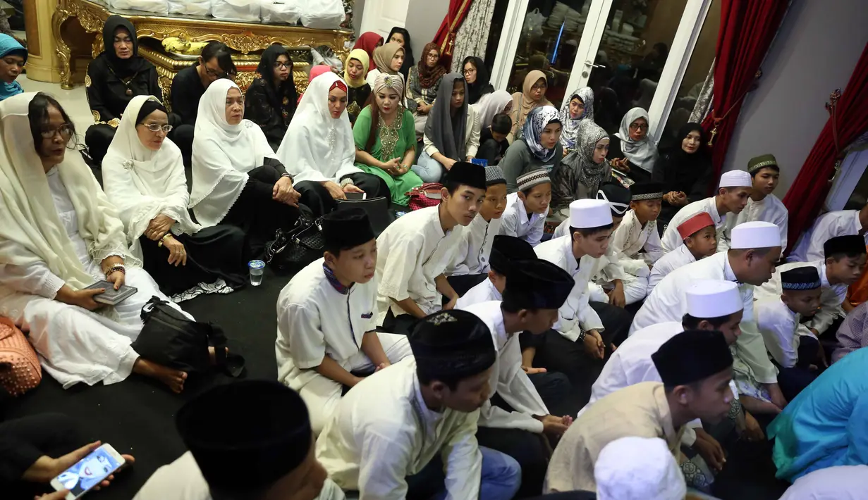 Pada malam ketiga tahlilan atau mengirim doa buat mendiang Julia Perez terus dilakukan. Malam itu terlihat ramai dari kerabat dan teman-teman dari Julia Perez ikut pengajian untuk mendoakan almarhumah Jupe. (Nurwahyunan/Bintang.com)