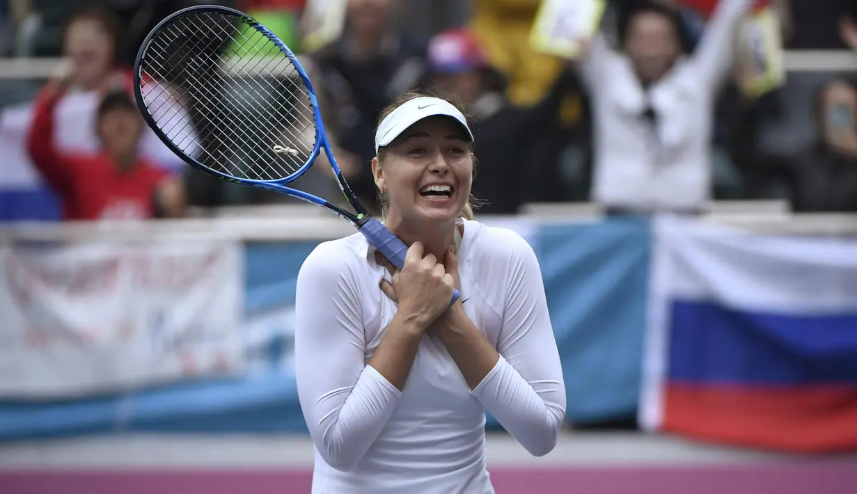Ekspresi Maria Sharapova setelah memenangi pertandingan final tunggal wanita melawan Aryna Sabalenka dari Belarus pada turnamen tenis Tianjin Open di Tianjin (15/10). Sharapova menang 7-5 7-6 atas Sabalenka. (AFP Photo/Wang Zhao)