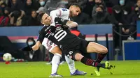 Pemain Paris Saint-Germain Leandro Paredes (atas) berebut bola dengan pemain Rennes Jonas Martin pada pertandingan sepak bola Liga Satu Prancis di Stadion Parc des Princes, Paris, Prancis, 11 Februari 2022. Paris Saint-Germain menang 1-0. (AP Photo/Michel Euler)