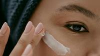 Beberapa langkah skincare berikut dapat membantu membuat wajah terlihat lebih segar setelah kurang tidur (Sumber: Pexels.com)