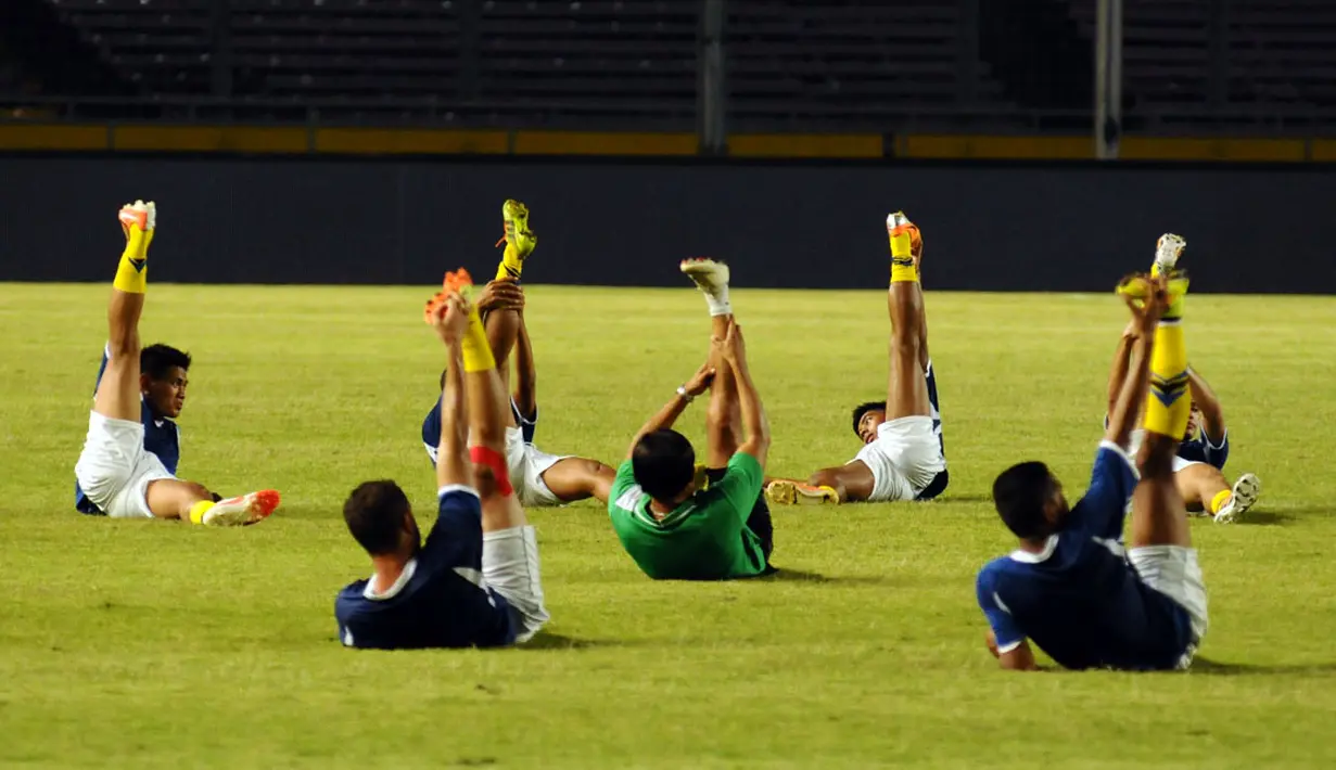 Sejumlah pemain bintang Indonesia Super League berlatih di Stadion GBK Jakarta, (5/8/2014). (Liputan6/Helmi Fithriansyah)