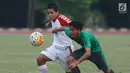 PemainTimnas Indonesia U-16 berebut bola dengan pemain Persija Pusat U-16 di Lapangan Atang Sutresna, Jakarta, Selasa (4/7). Latih tanding ini persiapan akhir jelang Piala AFF U-15 Thailand, 9-22 Juli. (Liputan6.com/Helmi Fithriansyah)