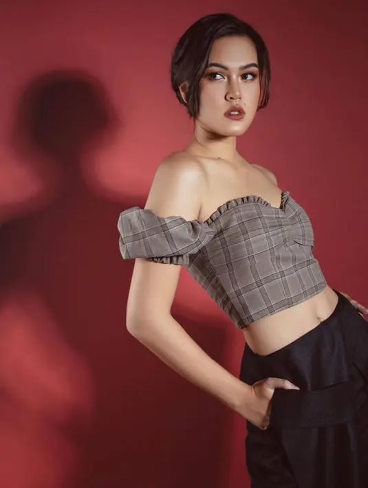 Disebut netizen memiliki body goals idaman, Rebecca Tamara merupakan salah satu selebriti yang gemar berolahraga. Beberapa cabang olahraga yang kerap ia jalani ia tenis. Selain itu ia juga pernah mencoba olahraga memanah. Dalam media sosial Instagramnya, beberapa kali ia membagikan serunya main tenis bersama Clara Bernadeth, dan teman seleb lainnya. (Liputan6.com/IG/@rebeccatamara)