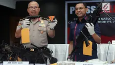 Tak hanya menemukan sembilan pucuk airsoft gun, sambung Herry, pihaknya juga menemukan 10 butir peluru tajam. 
