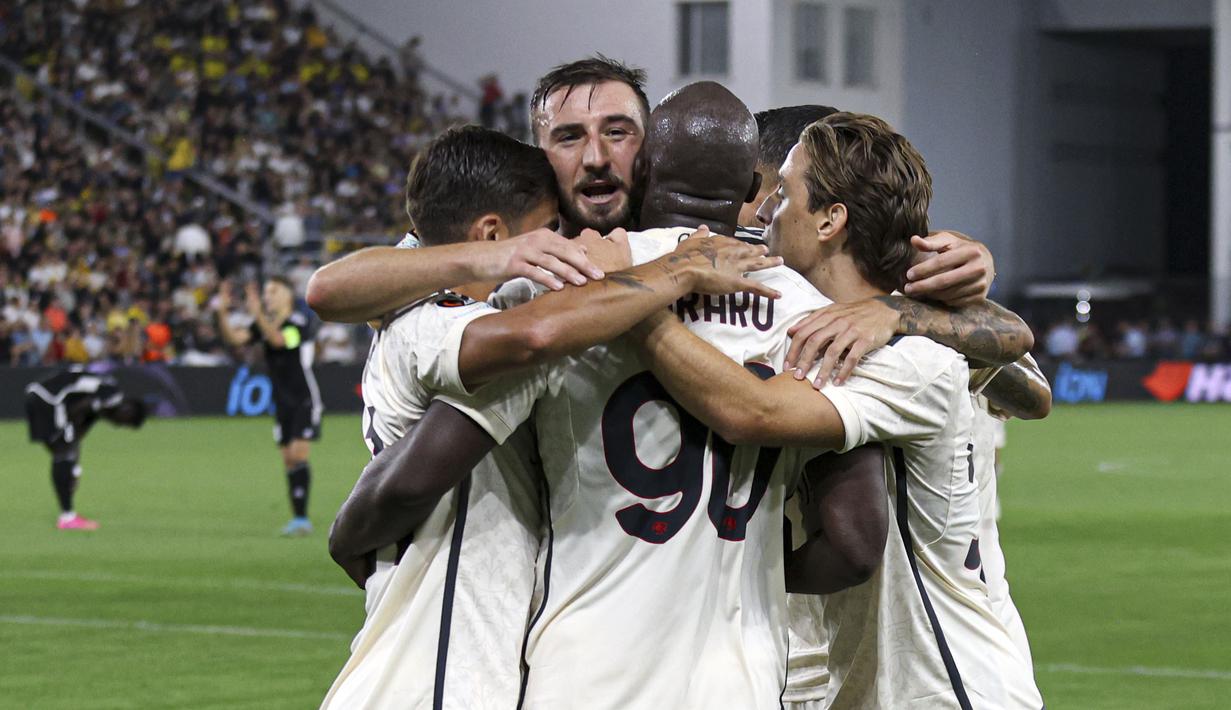 Pemain AS Roma, Romelu Lukaku (tengah) melakukan selebrasi bersama rekan-rekannya setelah mencetak gol penentu kemenangan tim pada laga Grup G Liga Europa 2023/2024 melawan Sheriff Tiraspol di Bolshaya Sportivnaya Arena, Tiraspol, Moldova, 21 September 2023. (AP Photo/Aurel Obreja)