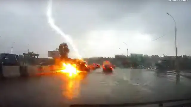 Sebuah dashcam di Novosibirsk, Rusia baru-baru ini menunjukkan sebuah crossover disambar petir dua kali berturut-turut saat berkendara di jalan raya.