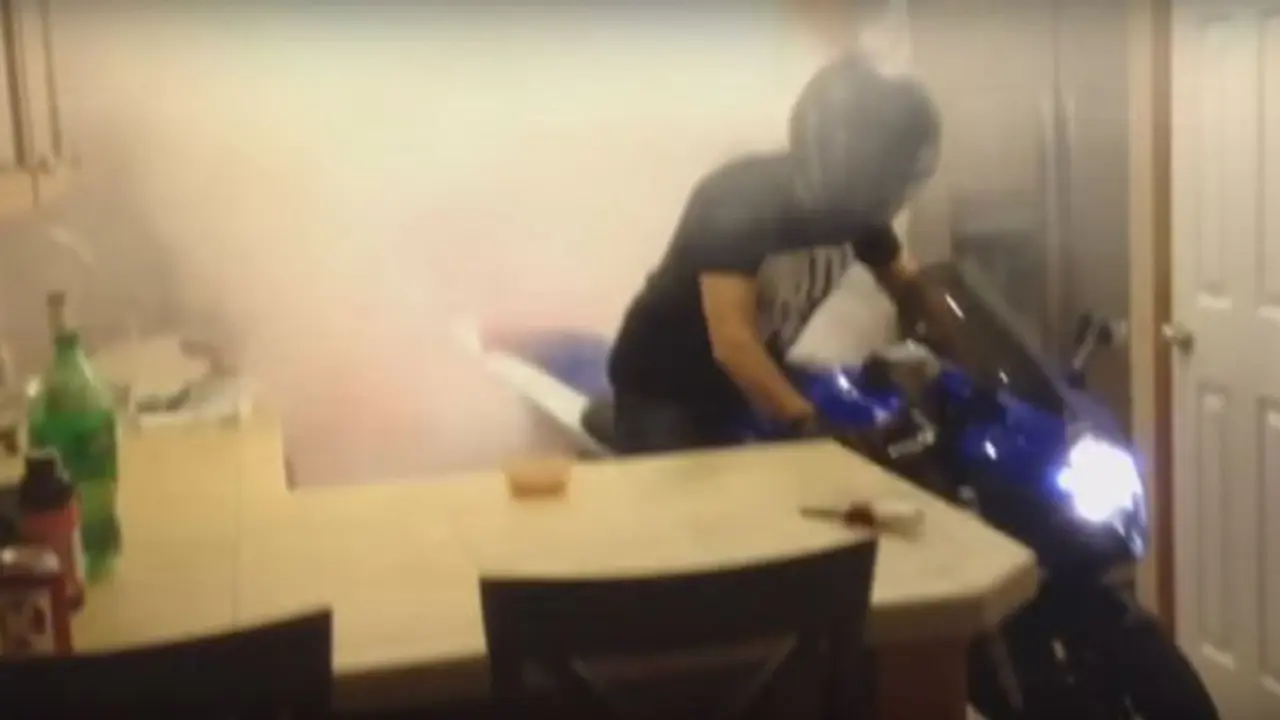 Aksi Burnout Pakai Suzuki GSX-R di Dapur Bikin Rusuh