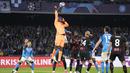 Kiper AC Milan, Mike Maignan, menghalau bola saat melawan Napoli pada laga babak perempat final leg kedua di Stadio Diego Armando Maradona, Rabu (19/4/2023). I Rossoneri lolos ke semifinal Liga Champions setelah kali terakhir melakukannya pada 2007 silam. (AP Photo/Andrew Medichini)