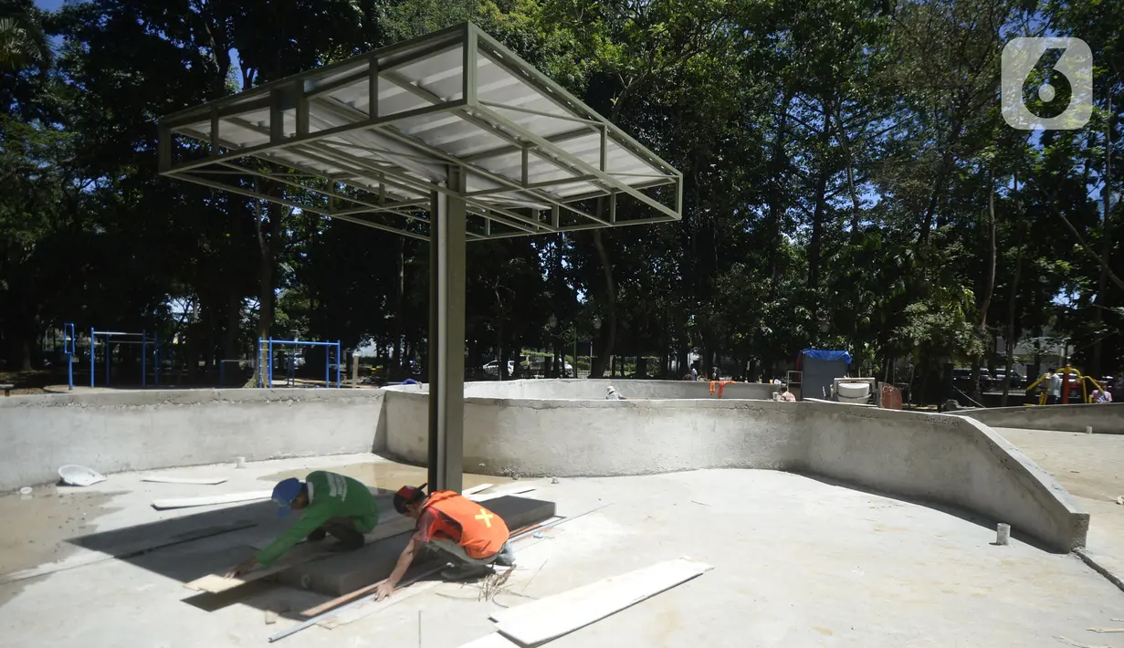 Pekerja menyelesaikan pembangunan taman bermain anak-anak untuk melengkapi fasilitas di Taman Kota 1, Tangerang Selatan, Banten, Selasa (1/12/2020). Kawasan terbuka hijau seluas 7,2 hektare tersebut sebagai tempat rekreasi alam murah meriah. (merdeka.com/Dwi Narwoko)