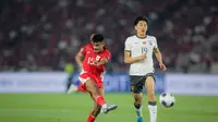 Pemain&nbsp;Timnas Indonesia, Ricky Kambuaya, melepaskan tembakan melewati gelandang China, Cao Yongjing, dalam laga Kualifikasi Piala Dunia 2026 zona Asia di Stadion Utama Gelora Bung Karno (SUGBK), Jakarta, Kamis (5/6/2025). (Bola.com/Bagaskara Lazuardi)