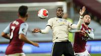 Pemain Manchester United Paul Pogba berupaya mengendalikan bola saat menghadapi Aston Villa pada pertandingan Premier League di Villa Park, Birmingham, Inggris, Kamis (9/7/2020). Manchester United menang 3-0. (AP Photo Andrew Boyers, Pool)