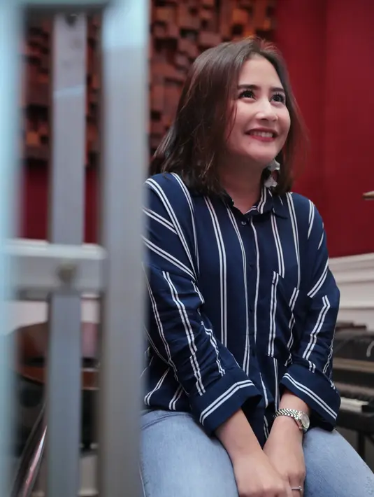 Lagu tersebut sengaja diciptakan Melly Goeslaw untuk dinyanyikan Prilly guna mengisi soundtrack film Danur 2: Maddah. (Adrian Putra/Bintang.com)