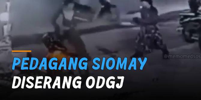 VIDEO: Viral Pedagang Siomay Diserang ODGJ Saat Berjualan di Pinggir Jalan