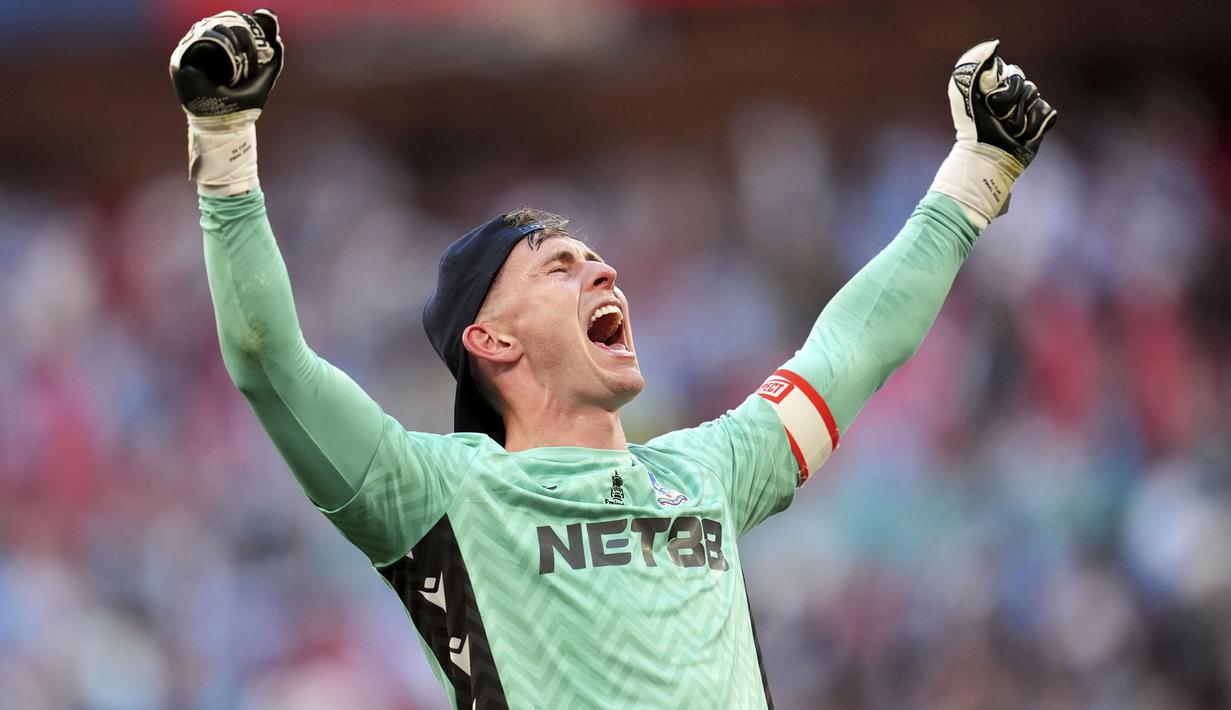 Kiper Crystal Palace, Dean Henderson merayakan kemenangan timnya atas Manchester City dalam laga final Piala FA yang berlangsung di Stadion Wembley, London, Inggris, Sabtu (17/05/2025). (AP Photo/Kirsty Wigglesworth)