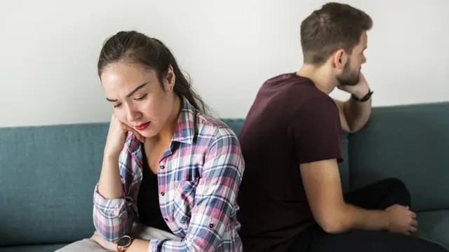 Tidak Mau Mendengarkan Pendapatnya dan Mengekangnya dalam Hubungan