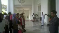 Istana Bogor kembali dibuka untuk umum dan pengunjung yang datang ke Istana Bogor tidak dipungut biaya.