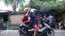 "Iya naik motor. Karena setahun ini saya nggak naik mobil biar nggak stres," ucap Ria Irawan di kediamannya Kavling Lestari 2, Lebak Bulus, Jakarta Selatan, Jumat (23/12/2016). (Adrian Putra/Bintang.com)